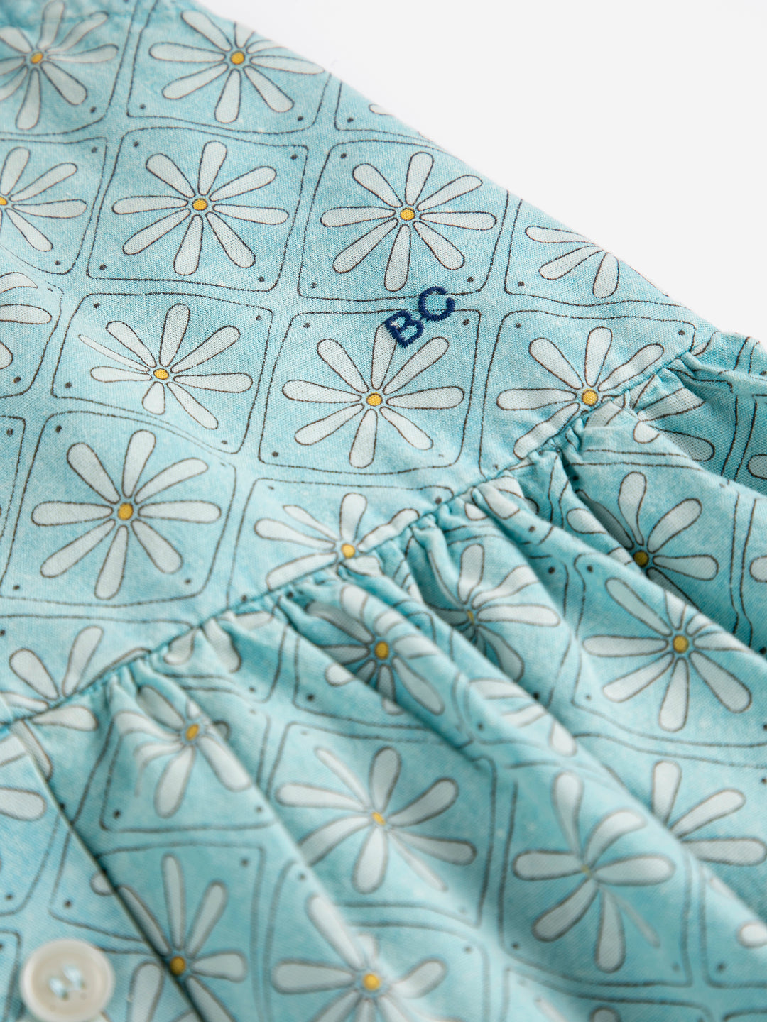 Détail de Robe Bobo Choses en coton bleu avec imprimé mosaic de marguerites 