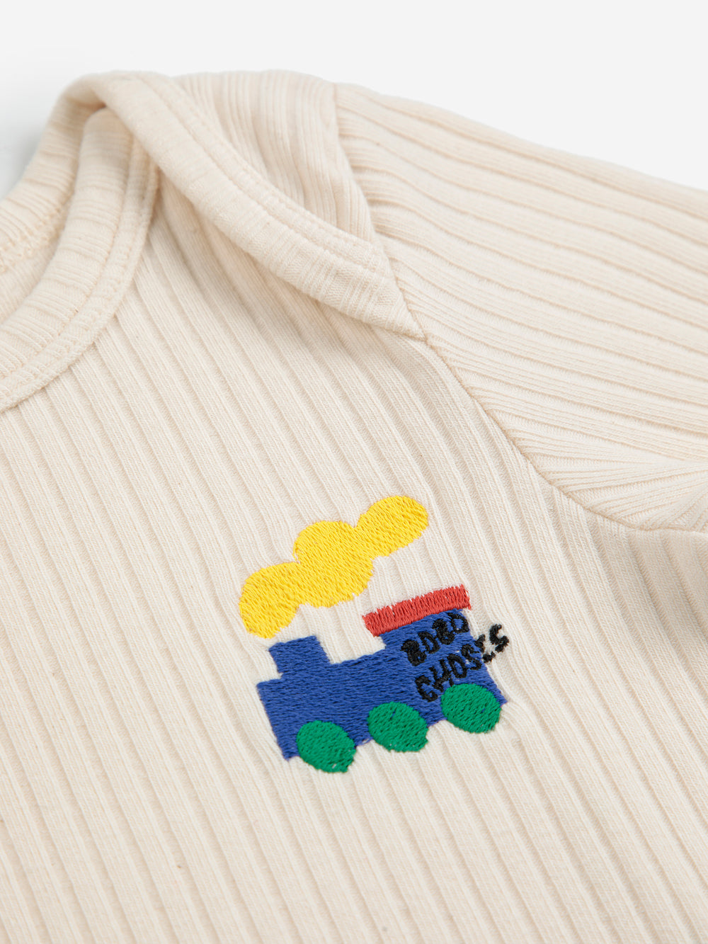 Détail de T-shirt manches longues pour bébé en coton écru avec petit train 