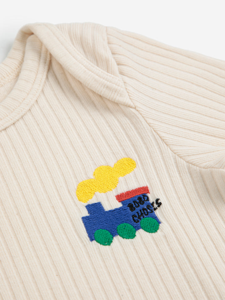 Détail de T-shirt manches longues pour bébé en coton écru avec petit train 