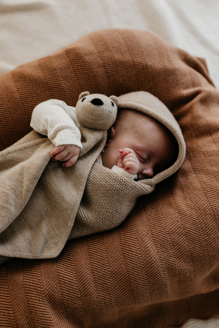 Bébé avec Doudou ourson en laine sable