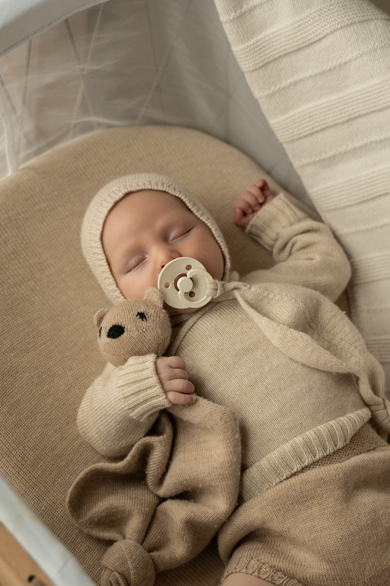 Bébé avec Doudou ourson en laine sable