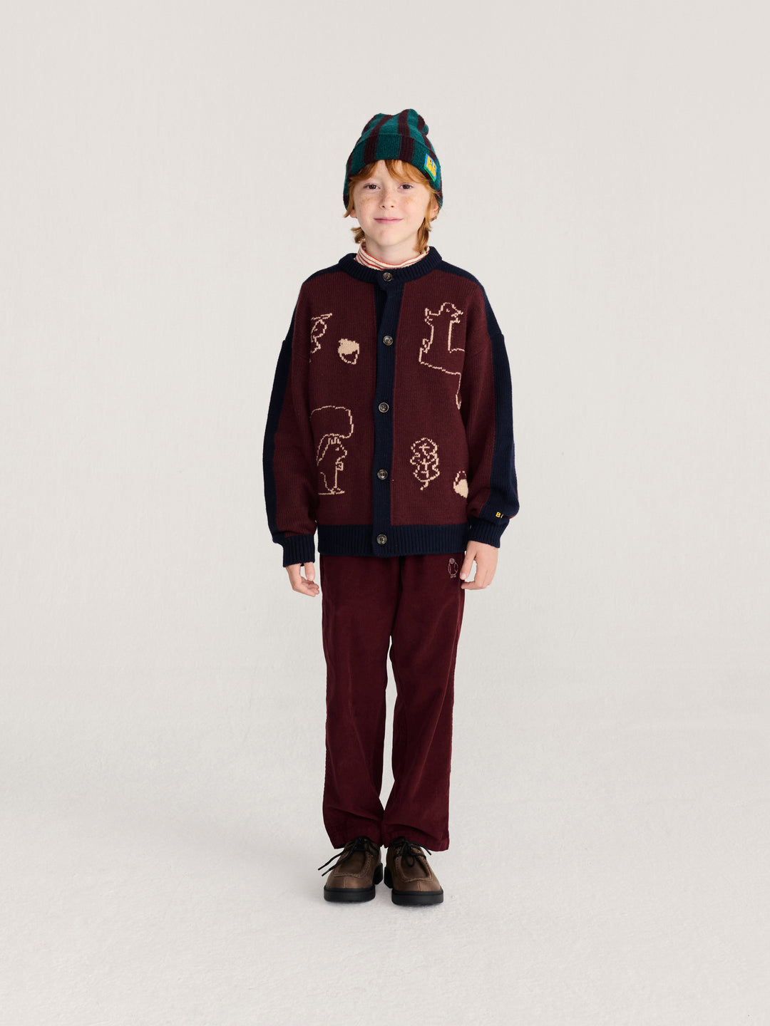 Enfant avec Cardigan Bobo Choses bourgogne et bleu avec motif fôret
