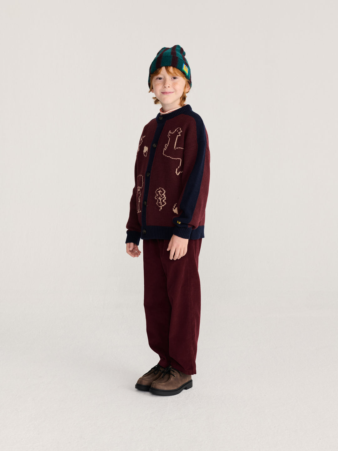 Enfant avec Cardigan Bobo Choses bourgogne et bleu avec motif fôret