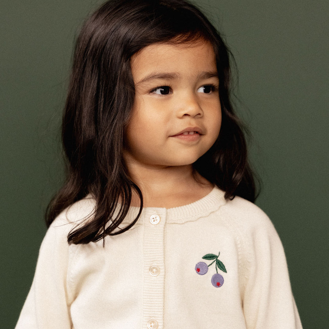Enfant avec Cardigan Nature Baby tricoté en coton naturel 