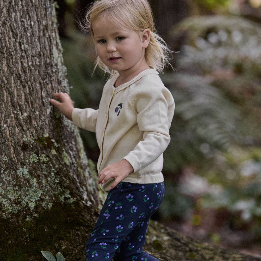Enfant avec Cardigan Nature Baby tricoté en coton naturel 