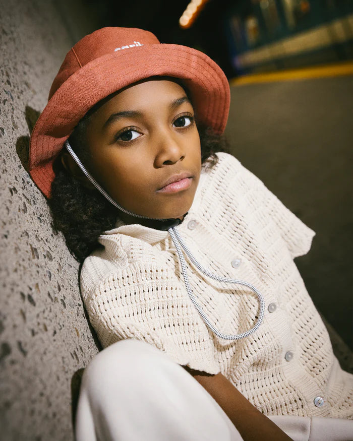 Enfant avec Chapeau soleil Caribou en lin Rayé Indigo