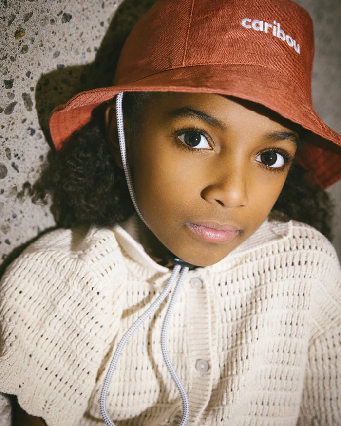Enfant avec Chapeau soleil Caribou en lin Rayé Indigo