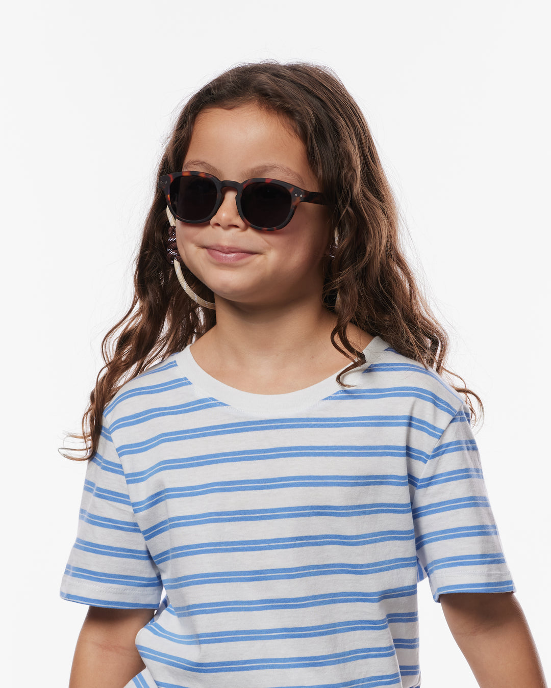 Enfant avec Lunettes de soleil pour enfants Izipizi tortoise