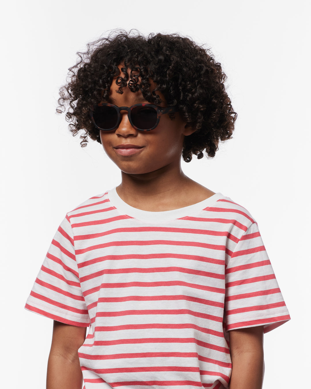 Enfant avec Lunettes de soleil pour enfants Izipizi tortoise