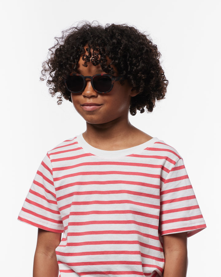 Enfant avec Lunettes de soleil pour enfants Izipizi tortoise