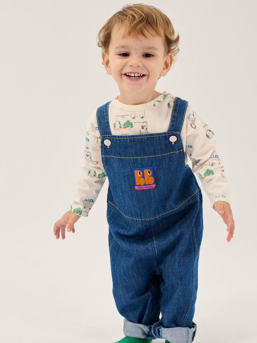Enfant avec Salopette en denim Bobo Choses