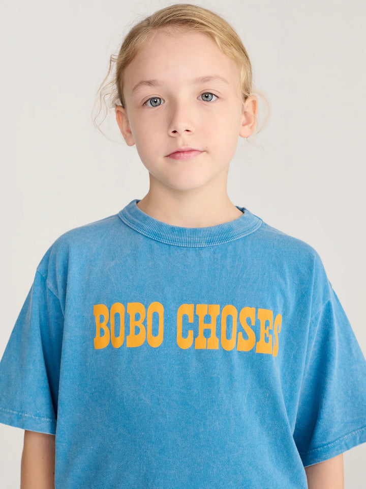 Enfant avec T-shirt Bobo Choses bleu