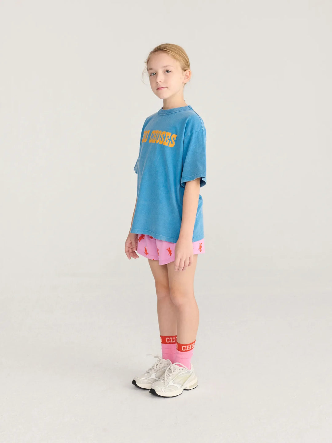 Enfant avec T-shirt Bobo Choses bleu