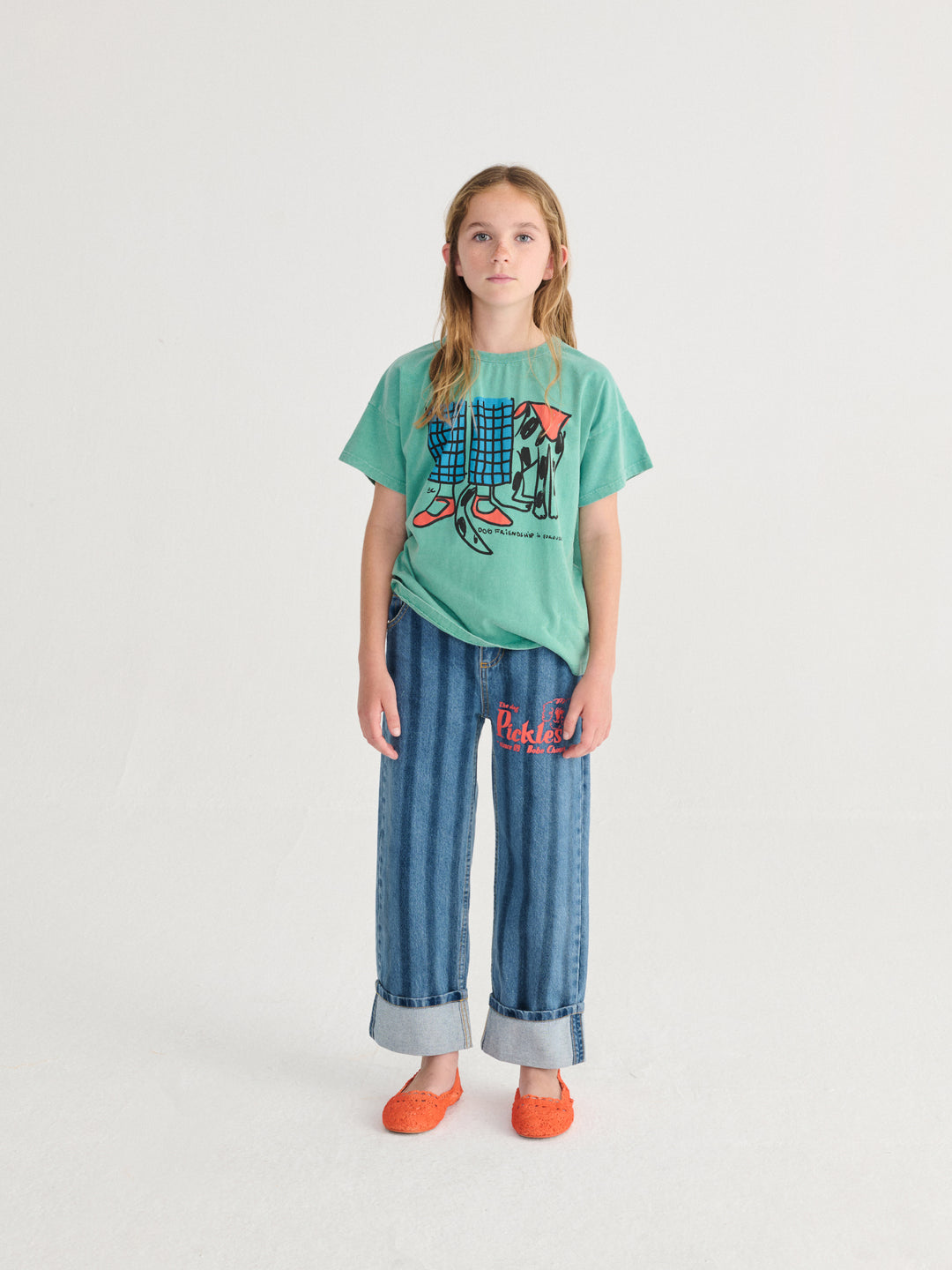 Enfant avec T-shirt Bobo Choses en coton vert avec imprimé chien et jambes d'enfant