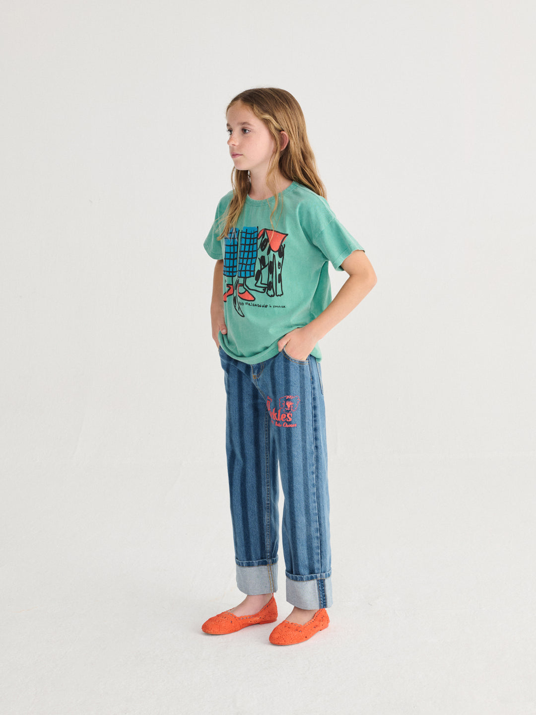 Enfant avec T-shirt Bobo Choses en coton vert avec imprimé chien et jambes d'enfant
