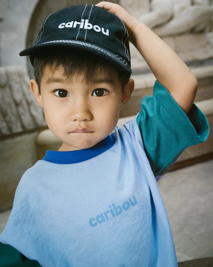 Enfant avec T-shirt Caribou en coton bleu claire avec manches vert et col bleu royale