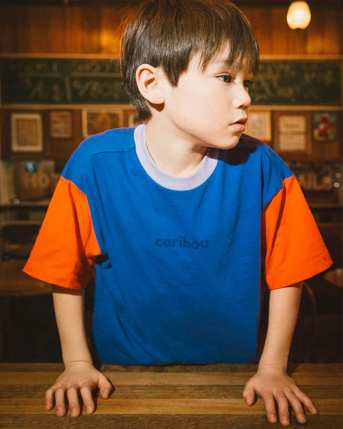 Enfant avec T-shirt Caribou en coton bleu royal avec manches rouges et col bleu clair