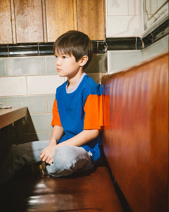 Enfant avec T-shirt Caribou en coton bleu royal avec manches rouges et col bleu clair