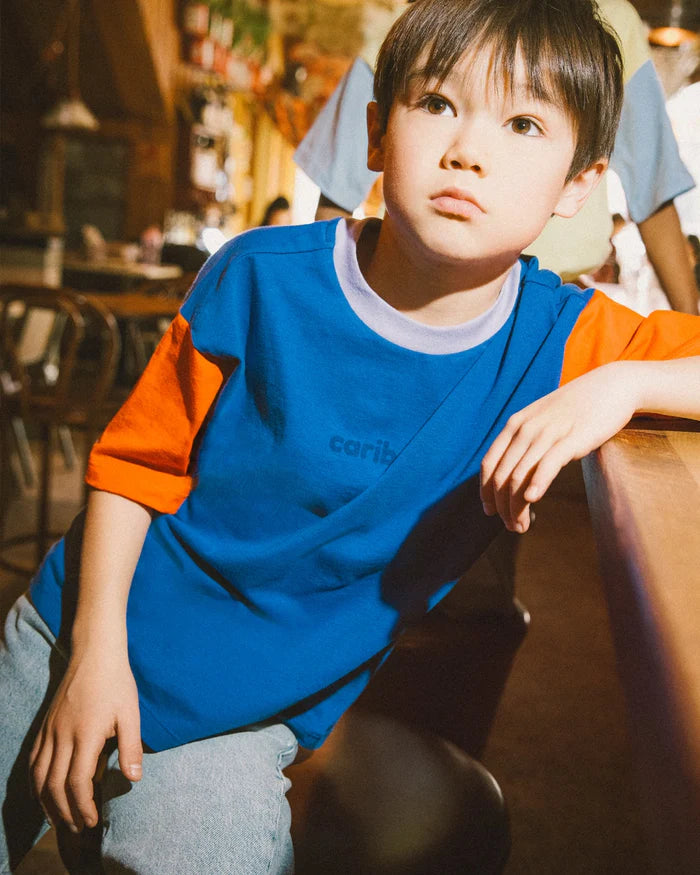 Enfant avec T-shirt Caribou en coton bleu royal avec manches rouges et col bleu clair
