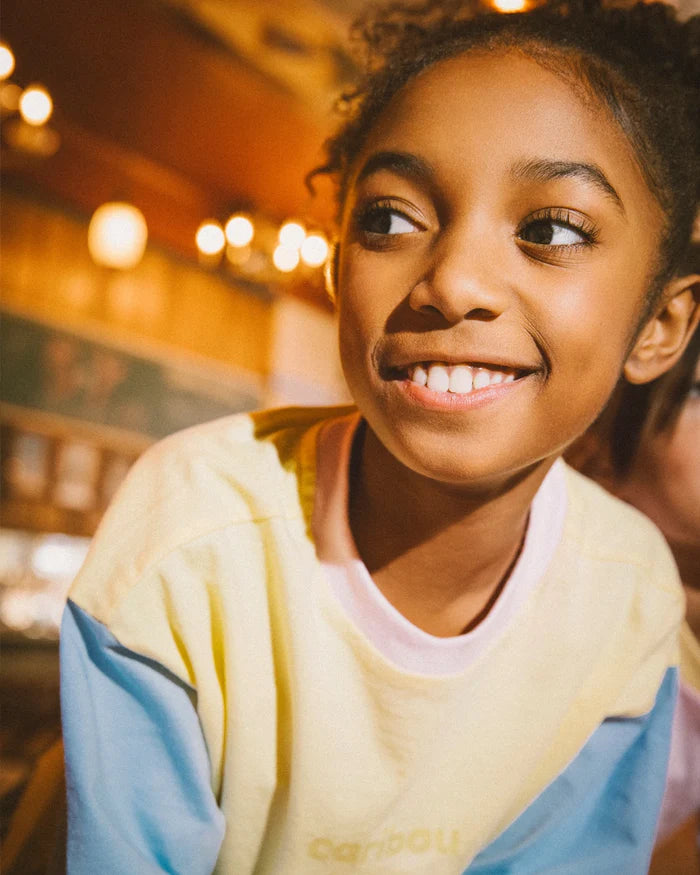 Enfant avec T-shirt Caribou en coton jaune avec manches bleu et col rose