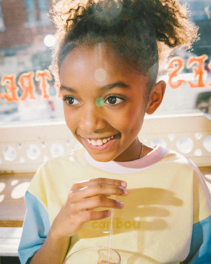 Enfant avec T-shirt Caribou en coton jaune avec manches bleu et col rose