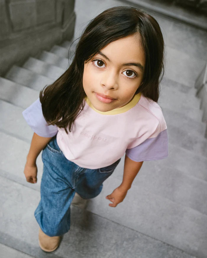Enfant avec T-shirt Caribou en coton rose avec manches lavande et col jaune
