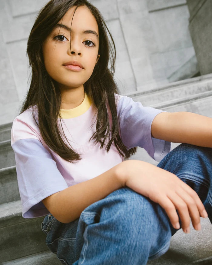 Enfant avec T-shirt Caribou en coton rose avec manches lavande et col jaune