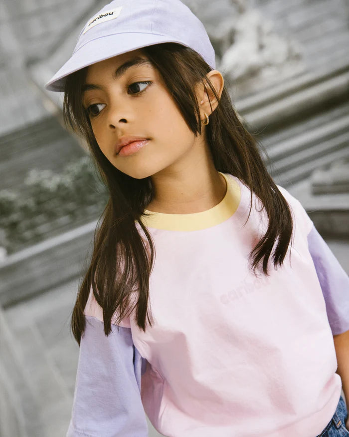 Enfant avec T-shirt Caribou en coton rose avec manches lavande et col jaune