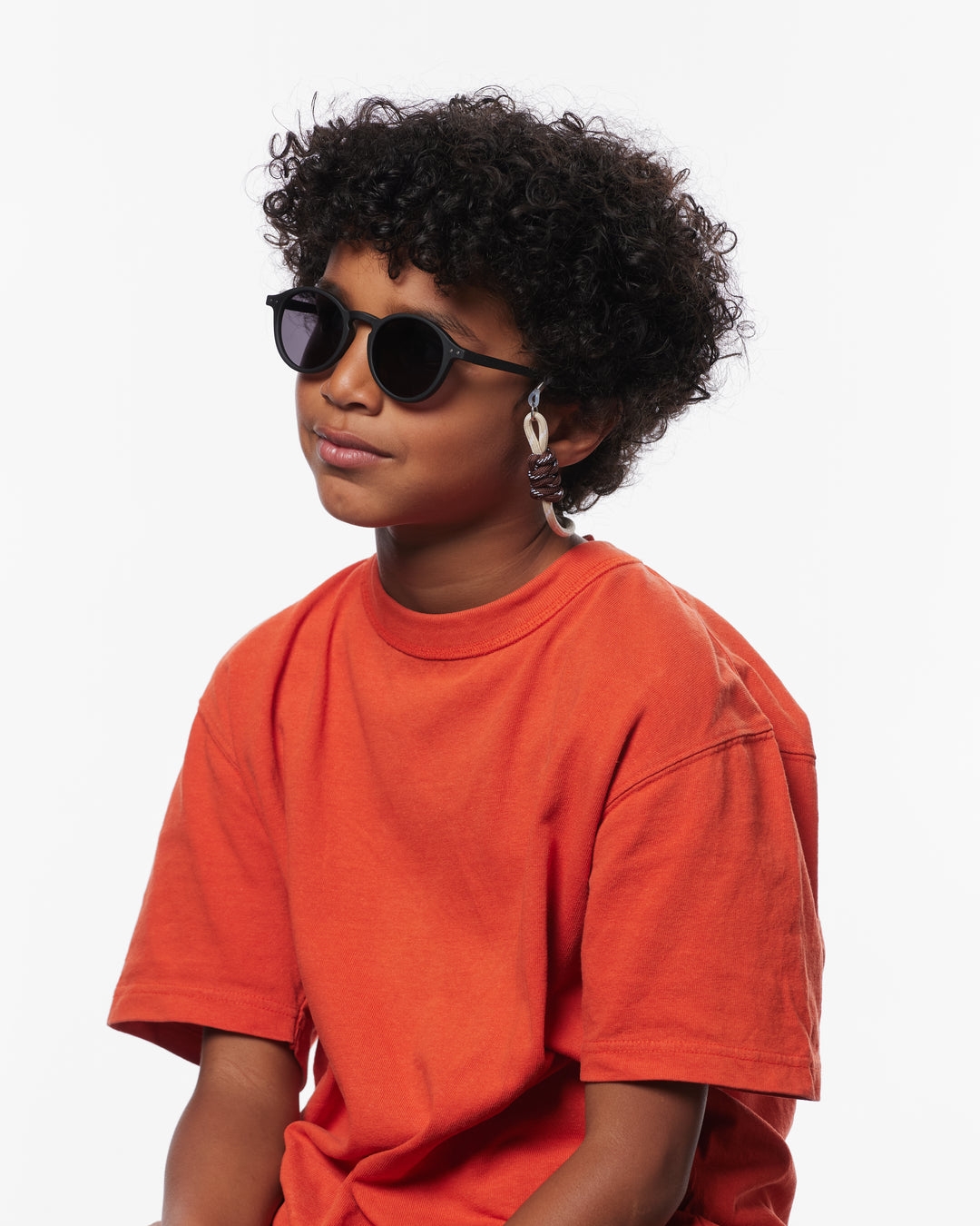 Enfant avec lunettes Izipizi et cordon beige et brun