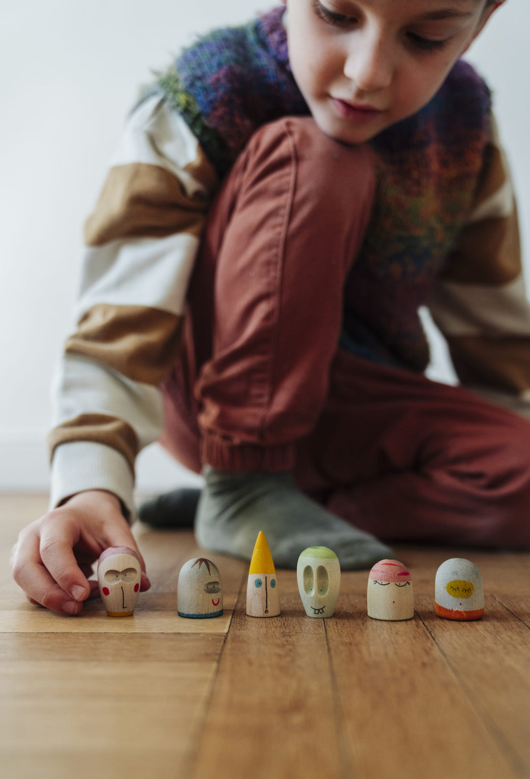 Enfant avec pièces du Calendrier de l&