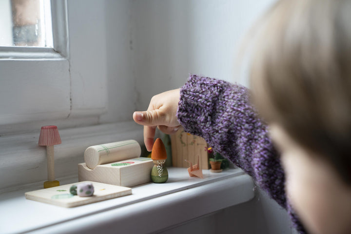 Enfant avec pièces du Calendrier de l&