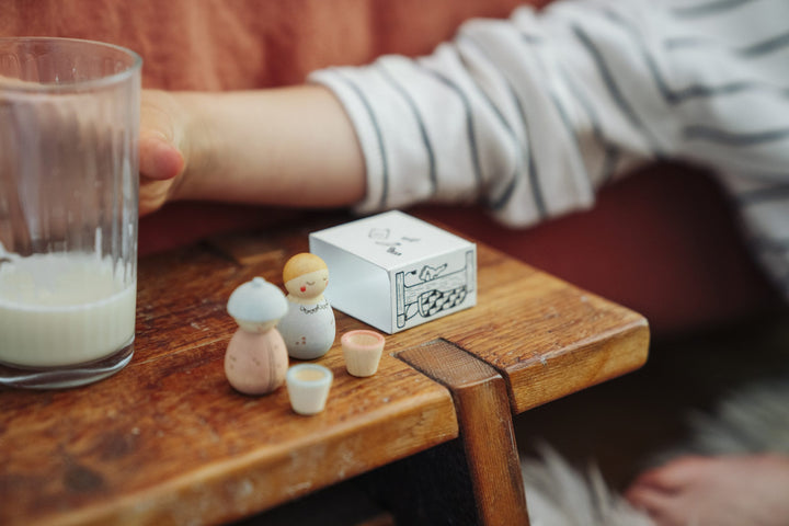 Enfant avec pièces du Calendrier de l&