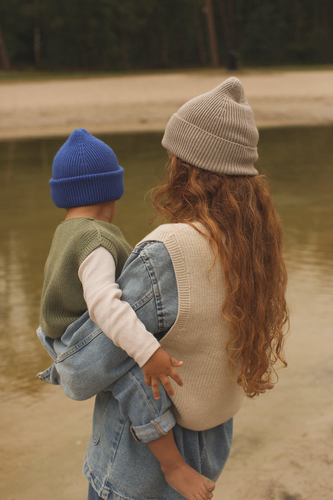 Maman avec bébé avec tuque en laine bleu cobalt 