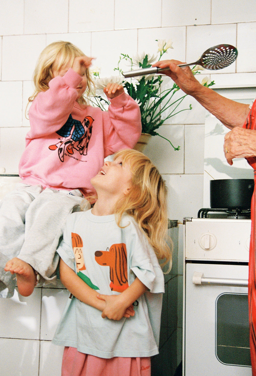 Enfants dans une cuisine avec t-shirts Bobo Choses 