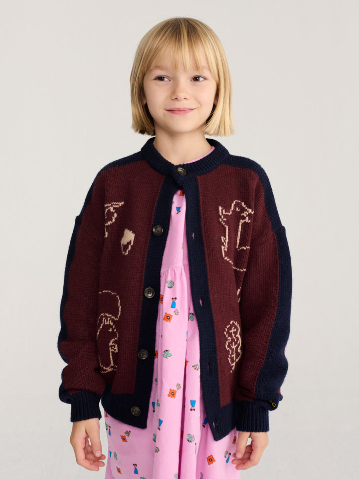 Fille avec Cardigan Bobo Choses bourgogne et bleu avec motif fôret