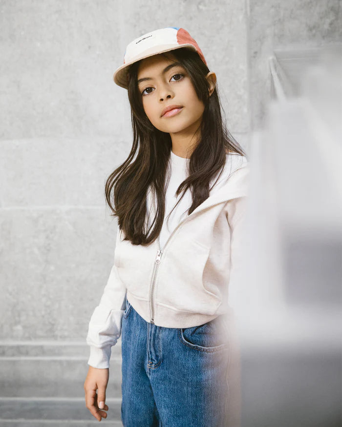 Fille avec Casquette en lin Caribou bleu, orange, beige et crème