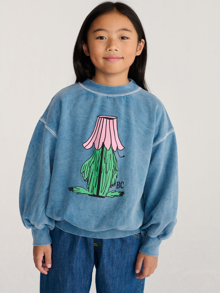 Fille avec Chandail Bobo Choses bleu avec monstre vert caché dans une lampe