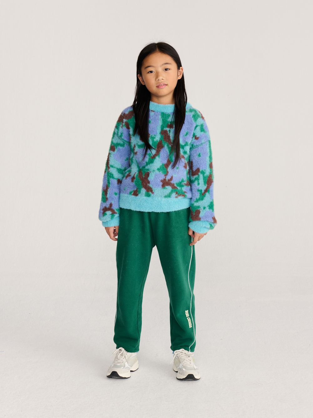 Fille avec Chandail Bobo Choses en jacquard bleu, vert et brun
