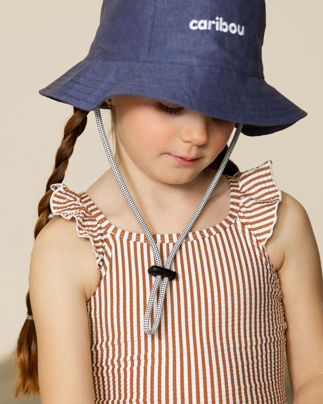 Fille avec Chapeau de soleil Caribou en lin bleu 