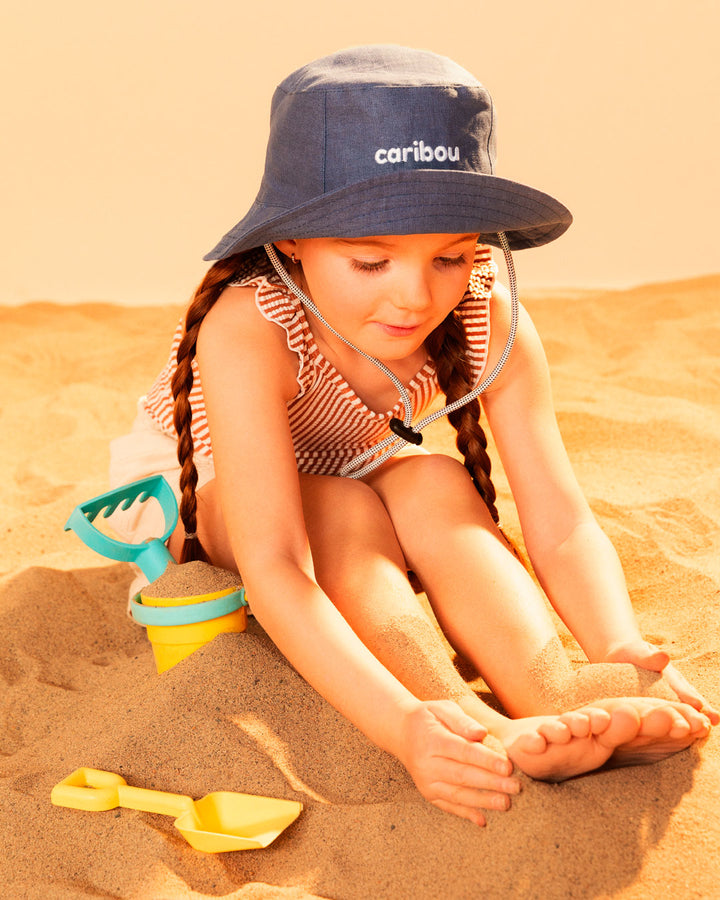 Fille avec Chapeau de soleil Caribou en lin bleu 