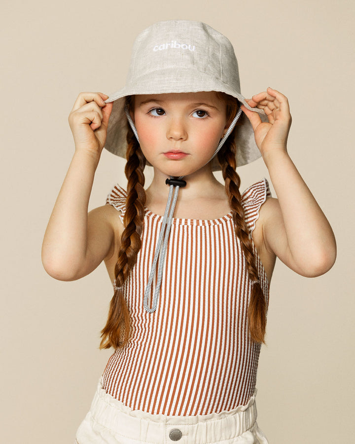 Fille avec Chapeau de soleil Caribou en lin écru