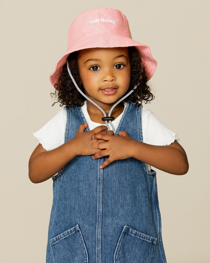 Fille avec Chapeau de soleil Caribou en lin rose