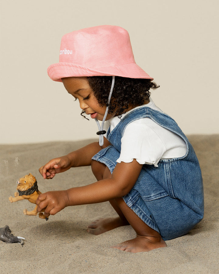 Fille avec Chapeau de soleil Caribou en lin rose