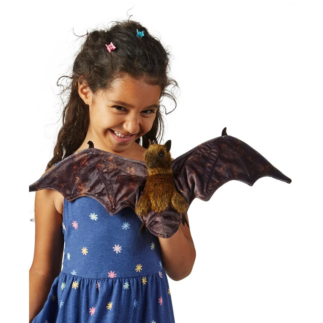 Fille avec Marionnette Chauve-souris frugivore