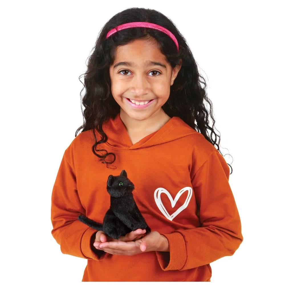 Fille avec Marionnette à doigt Mini chat noir