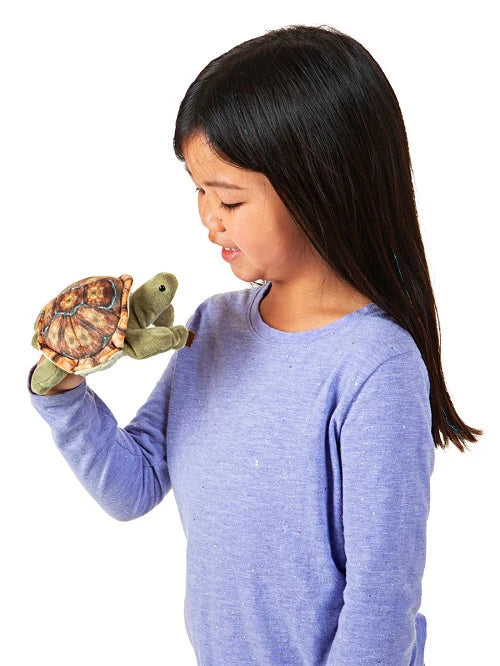 Fille avec Marionnette à doigt Mini tortue