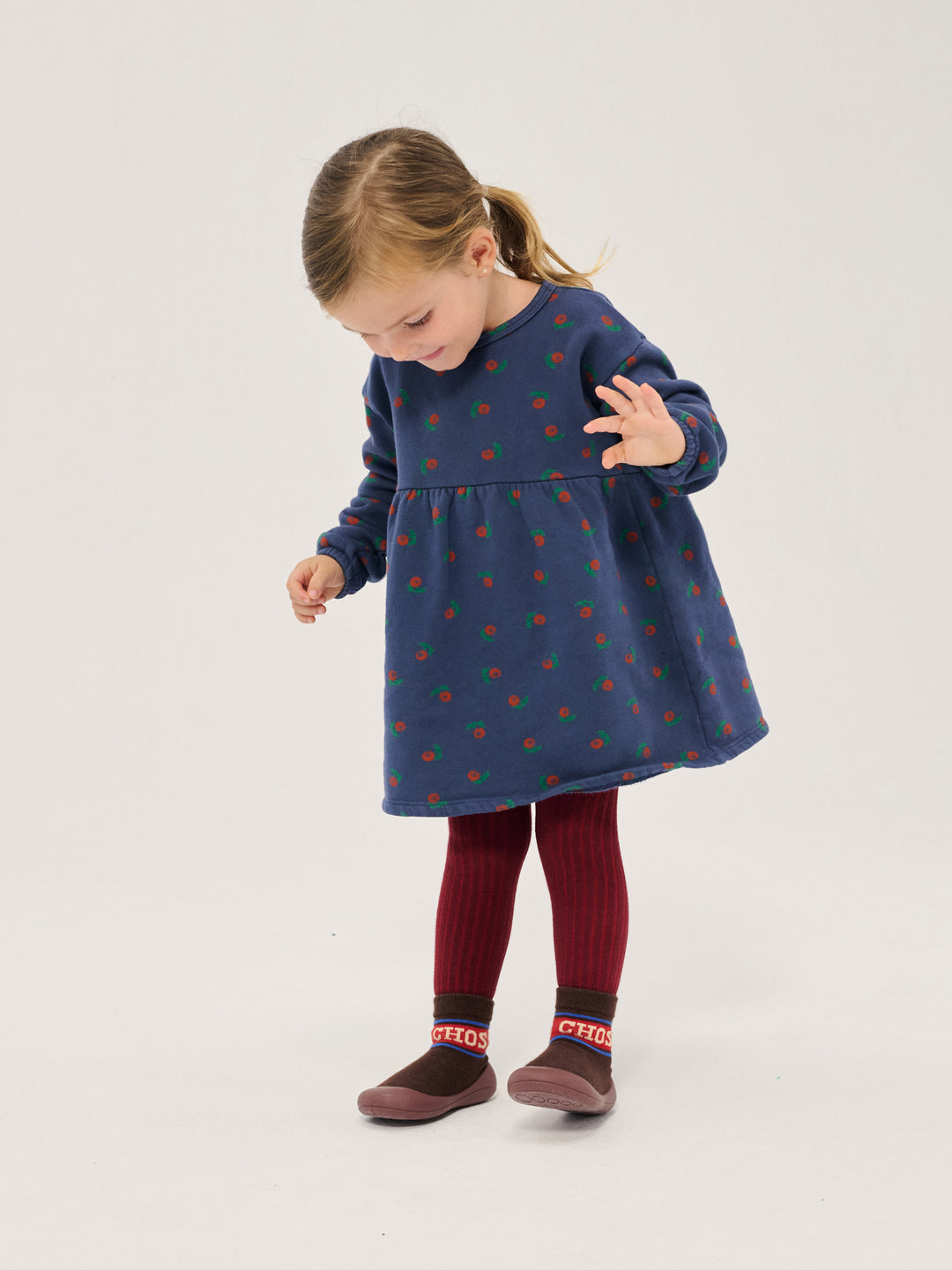 Fille avec Robe Bobo Choses en coton bleu avec imprimé fleurs