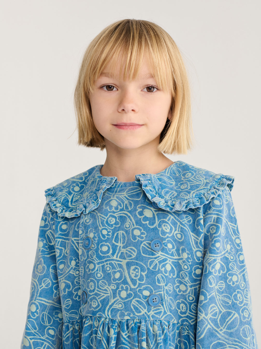 Fille avec Robe Bobo Choses en velours bleu avec imprimé fleurs