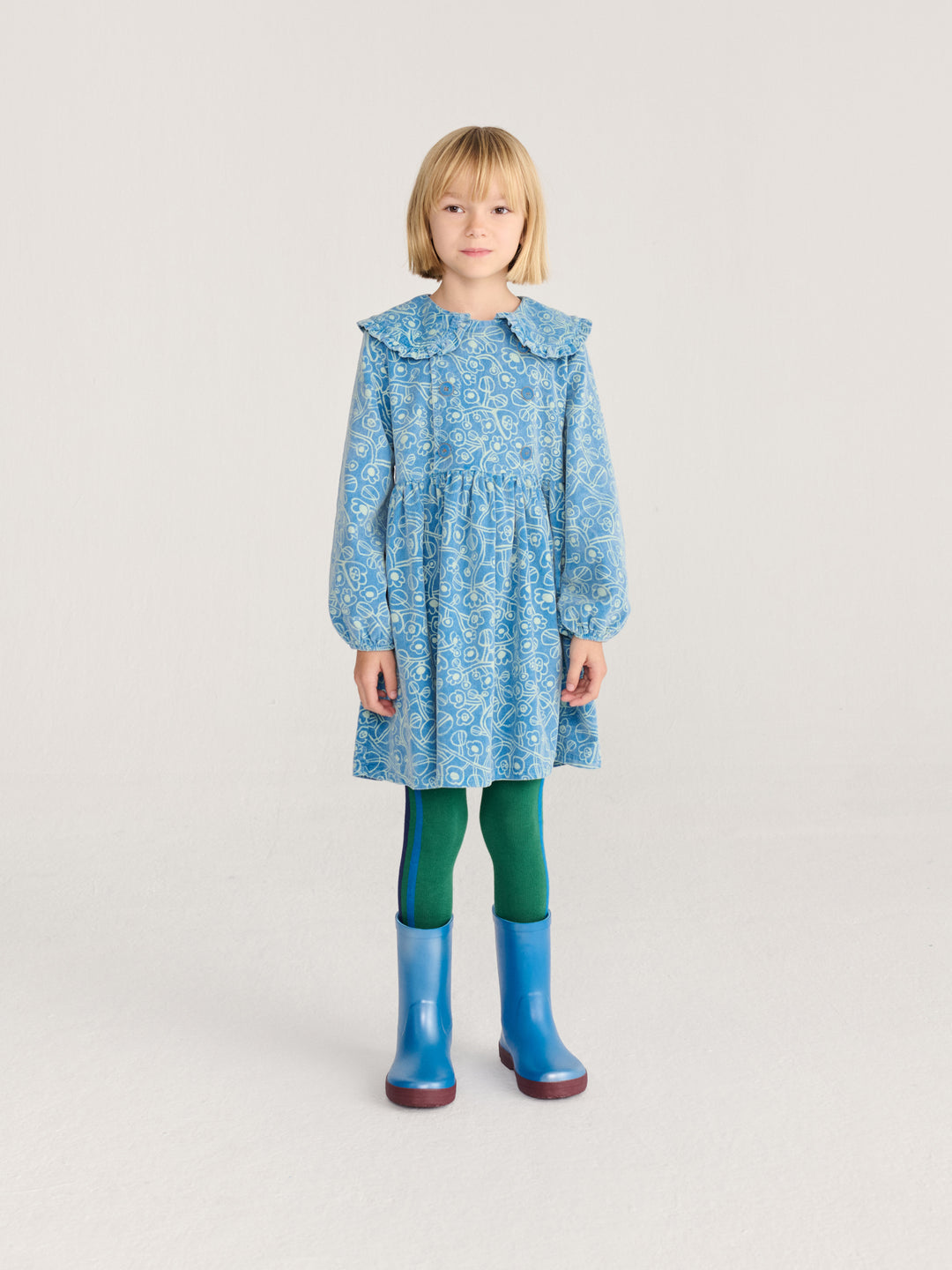 Fille avec Robe Bobo Choses en velours bleu avec imprimé fleurs