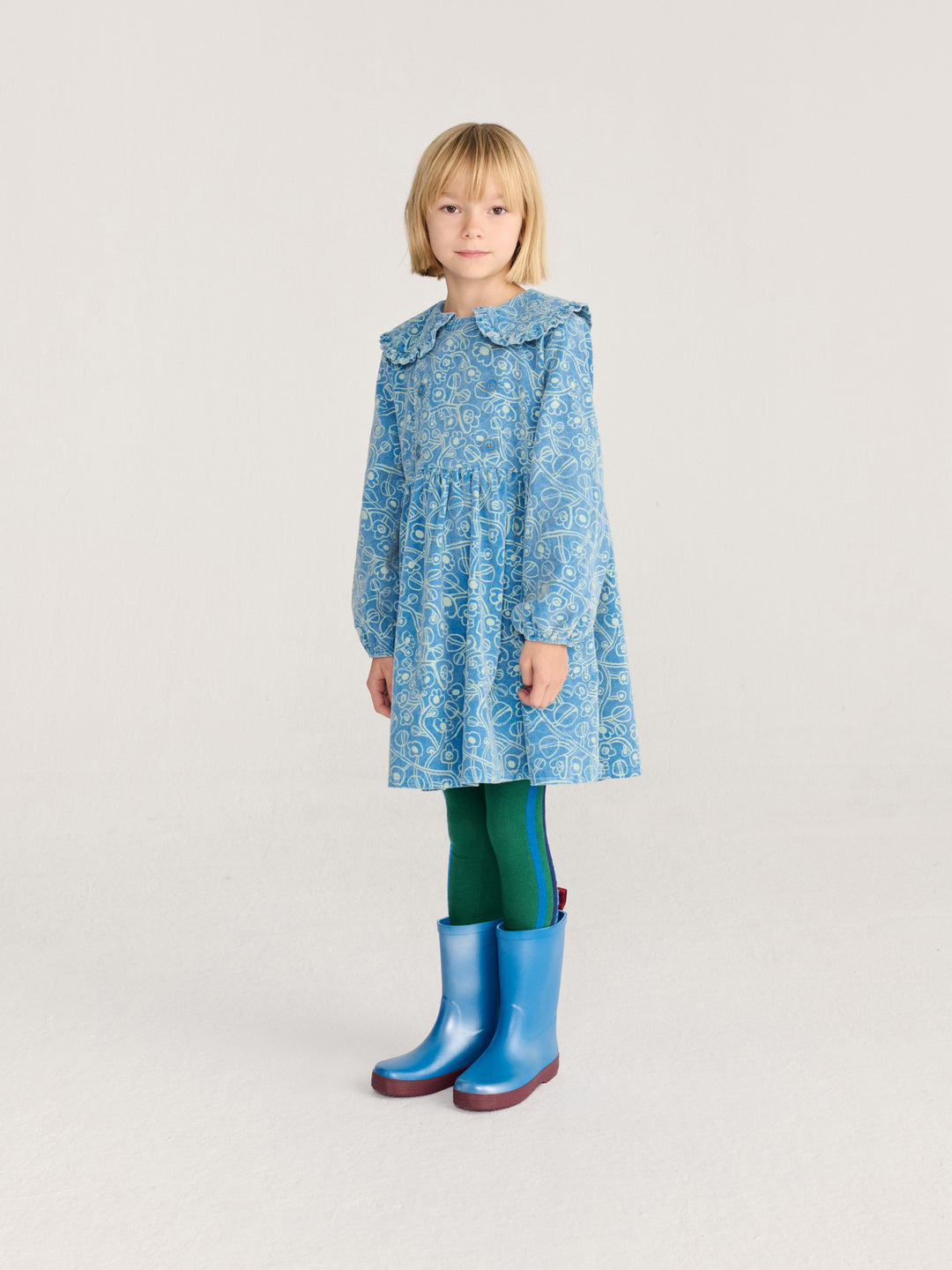 Fille avec Robe Bobo Choses en velours bleu avec imprimé fleurs